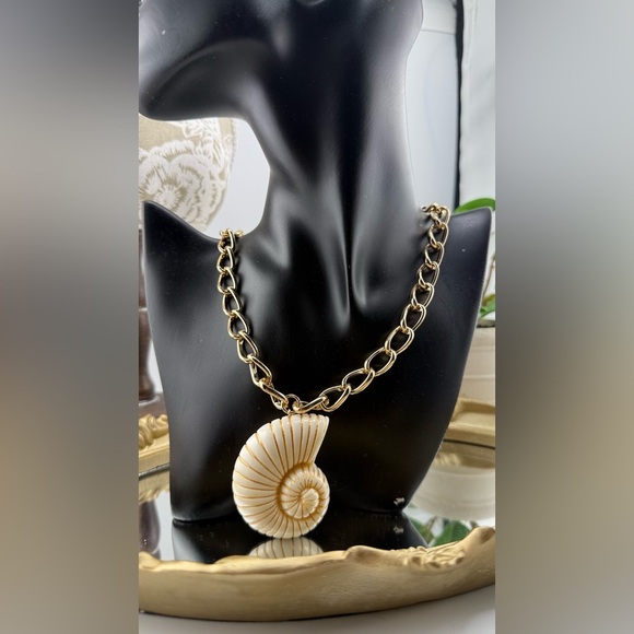 Gold Shell Pendant Necklace (18+3) - Picture 7 of 10